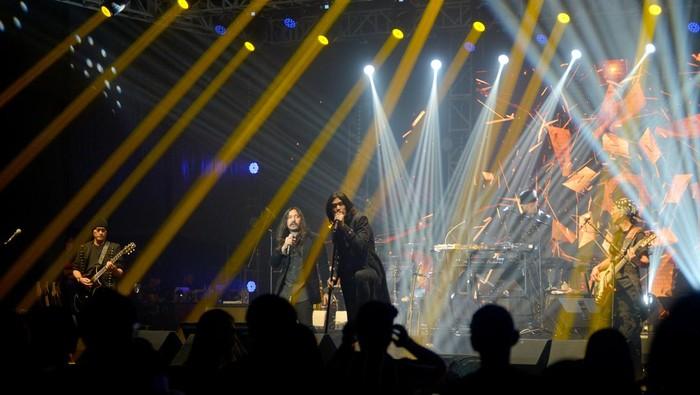 Spektakuler! Konser Dewa 19 Berlangsung Meriah, Dihadiri Baladewa Hingga Ibu Negara