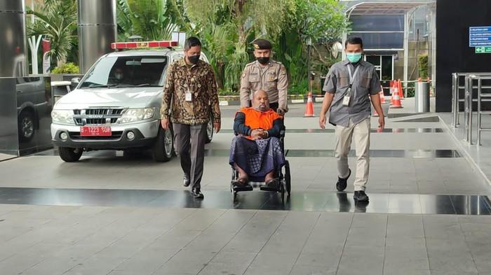 Sarungan, Lukas Enembe Kembali Jalani Pemeriksaan di KPK
