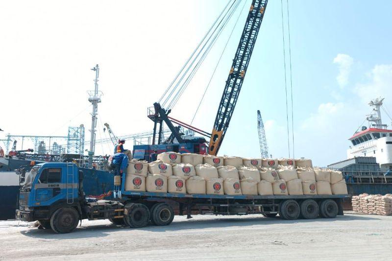 MPX Logistics Angkut 2.300 Ton Semen Proyek Smelter Amman di NTB