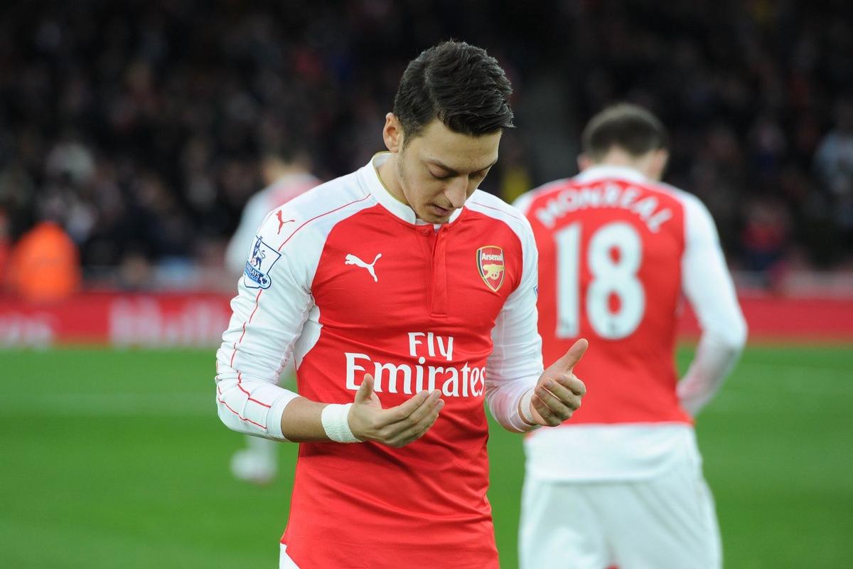 Mesut Ozil Resmi Gantung Sepatu!