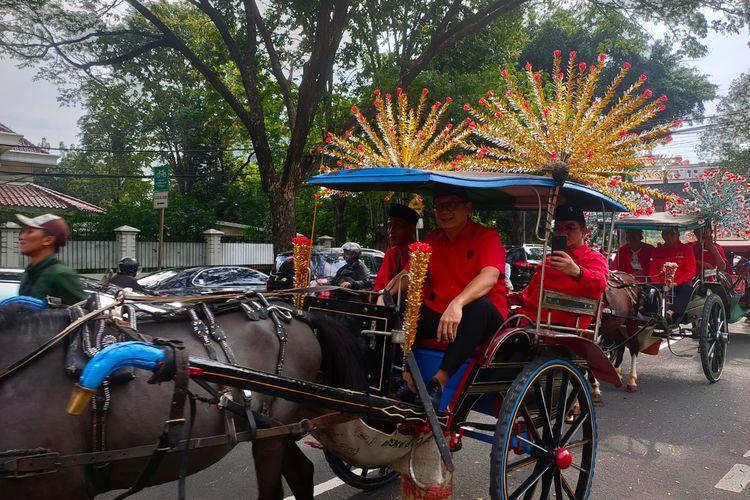 Daftarkan Bacaleg, Rombongan PDIP Menuju Gedung KPU RI Naik Delman