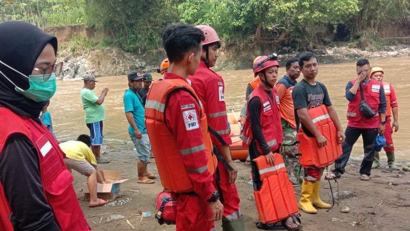 PMI Bantu Cari Bocah Tenggelam di Sungai Cimandiri Sukabumi