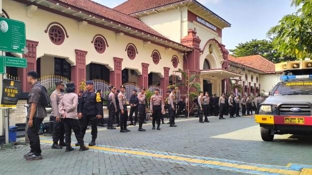 Ibu Korban Tragedi Kanjuruhan Naik Motor Hendak Nonton Sidang Perdana di PN Surabaya