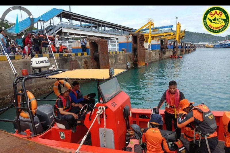 Tim SAR Temukan Warga Merak Jatuh dari Atas Kapal MOB di Dermaga Tiga