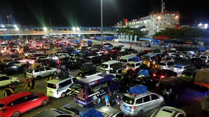 Puncak Arus Mudik, Antrean Mobil Mengular di Pelabuhan Merak Pagi Ini