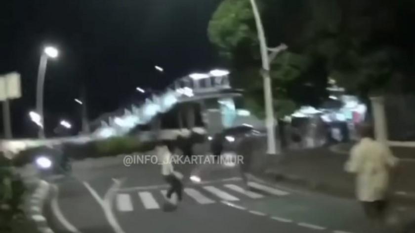 Pengamen Pukul Satpol PP Pakai Gitar di Jaktim