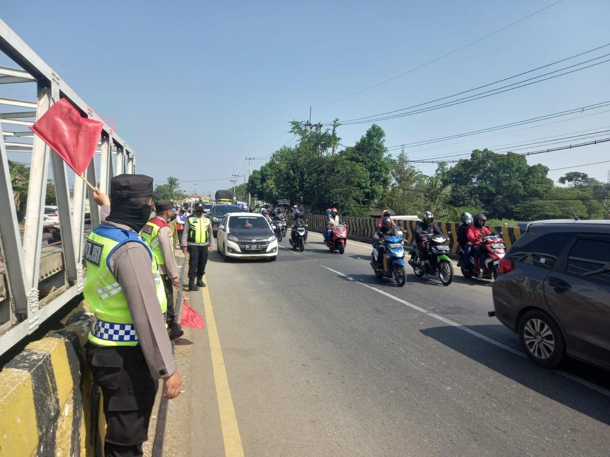 Luar Biasa! Cerita Haru Polantas di Jalur Pantura Tak Mudik Selama 32 Tahun Demi Layani Masyarakat