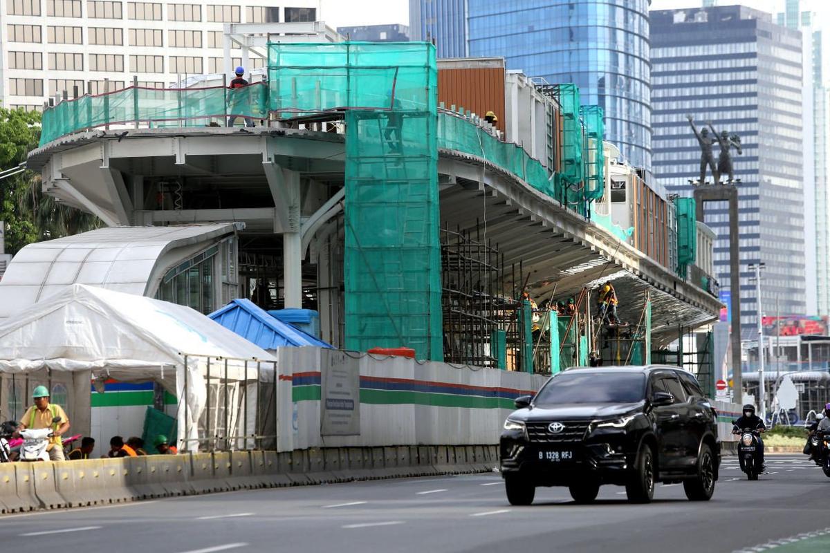 Wagub DKI Panggil TransJakarta soal Halte Bundaran HI yang Halangi Patung Selamat Datang