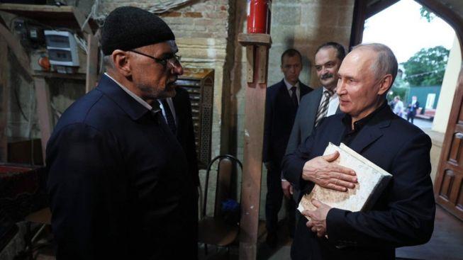 Putin Kunjungi Masjid di Kampung Khabib Nurmagomedov, Dapat Hadiah Al-Qur'an
