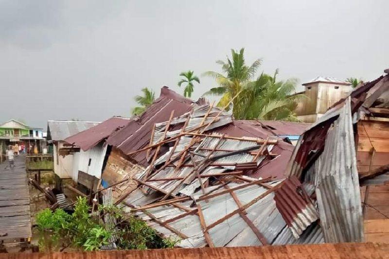 33 Rumah dan Gudnag di Jambi Rusak Diterjang Angin Puting Beliung