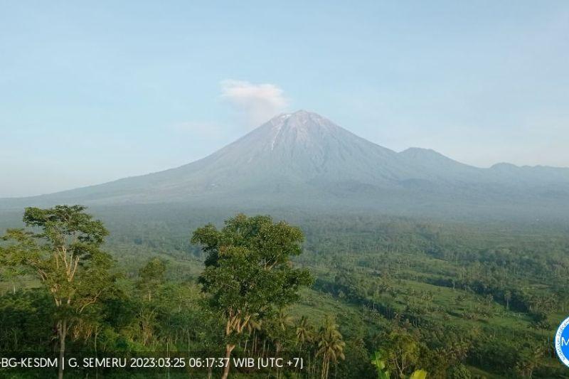 Petugas Sebut Gunung Semeru Alami Erupsi Sebanyak 21 Kali