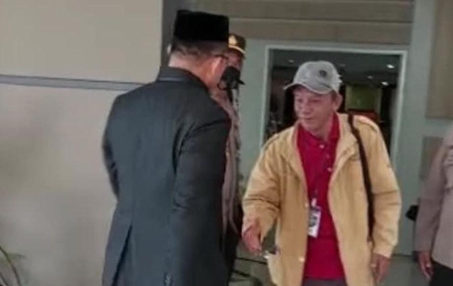 Viral Warga 'Dikacangin' Ketua DPRD Luwu Timur saat Ajak Salaman, Netizen: Sombong Amat!