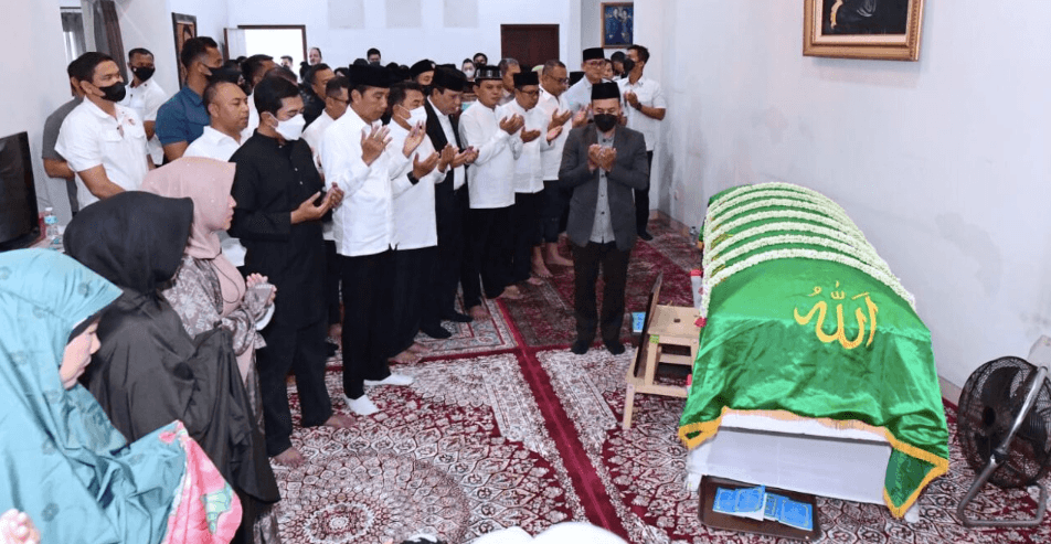Jokowi Ikut Salatkan Jenazah Istri Moeldoko