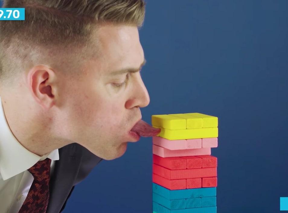 Edan! Pria Ini Pecah Rekor Hancurkan 5 Blok Game 'Jenga' dengan Lidah Panjangnya