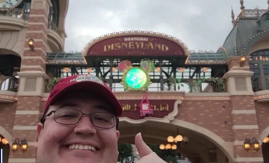 Gokil! Pria Ini Kunjungi 12 Disneyland di Seluruh Dunia dalam 12 Hari