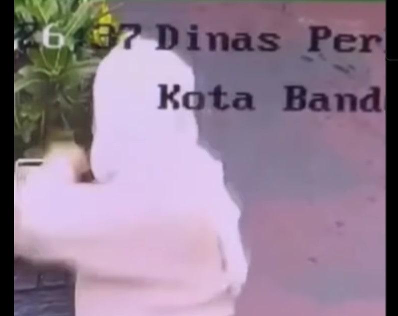 Demi Konten, Wanita Bandung Viral Joget via Live Streaming di Tengah Jalan hingga Ditegur Kamera Pengawas Dishub