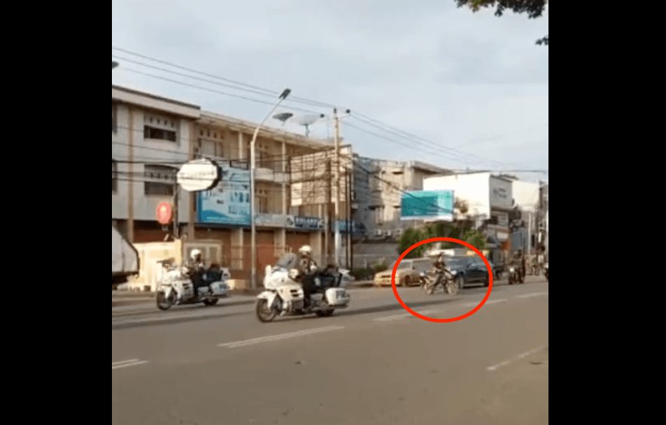 Nekat Banget! Pemotor di Makassar Ini Asal Nyeberang saat Mobil Presiden Lewat, Paspampres Bobol?