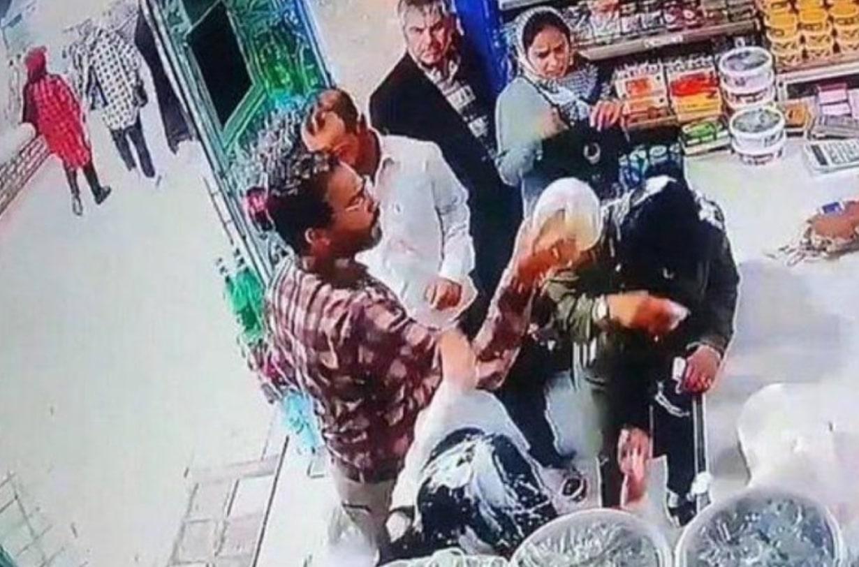 Apes! 2 Wanita di Iran Dilempar Yoghurt gegara Tak Pakai Hijab dan Ditangkap