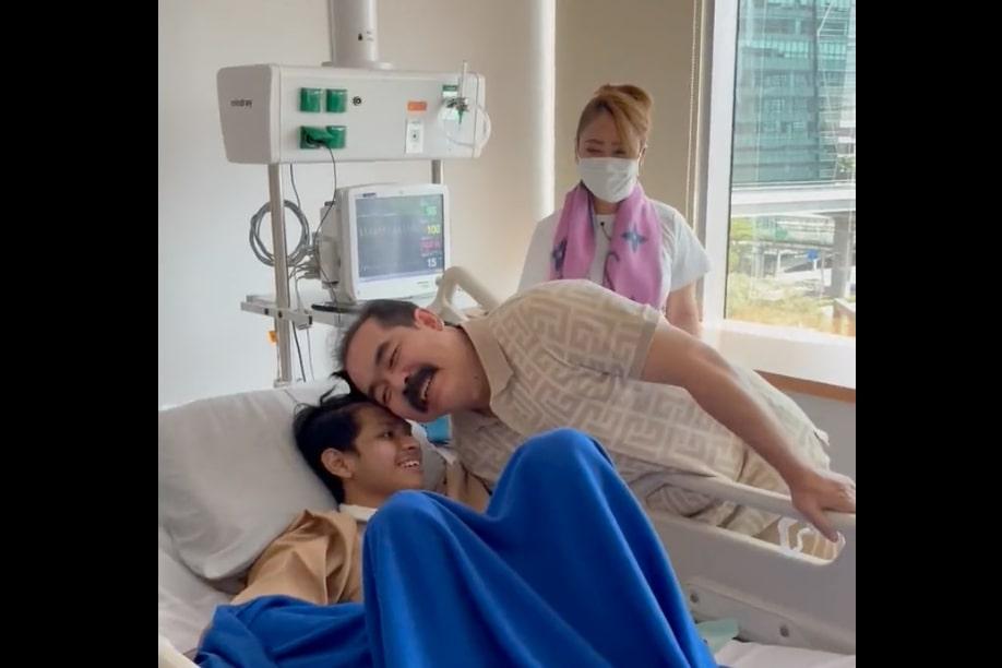 Momen David Tersenyum saat Dijenguk Pedangdut Inul Daratista dan Adam Suseno