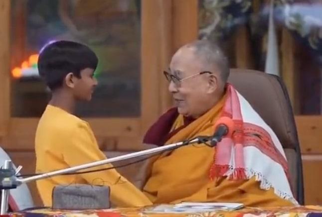 Dalai Lama Minta Maaf soal Video Viral Bocah Cium Bibir dan Lidahnya