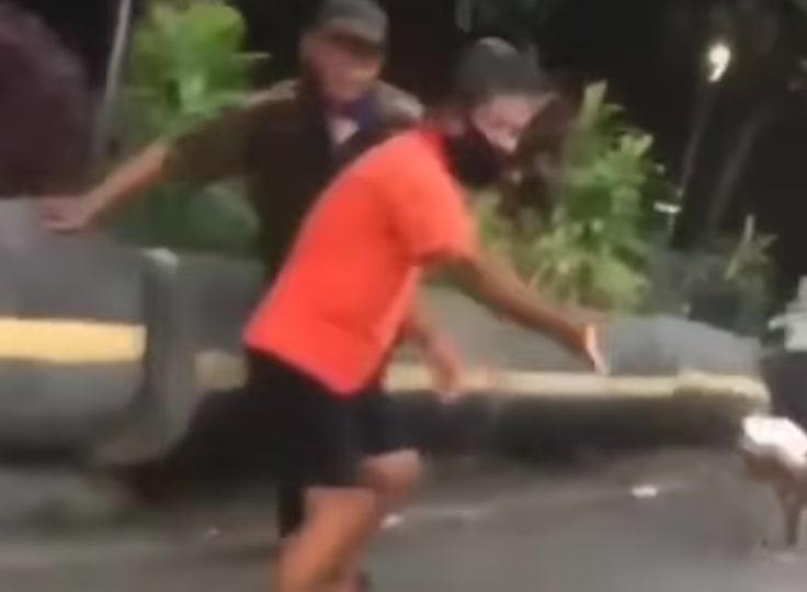 Gak Ada Akhlak! Pemotor Ini Viral Nipu Beri Bantuan Makanan ke Pengemis
