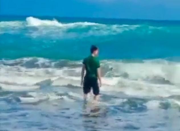 Viral Pria Berkaus Hijau Tantang Mitos Nyi Roro Kidul di Pantai Selatan