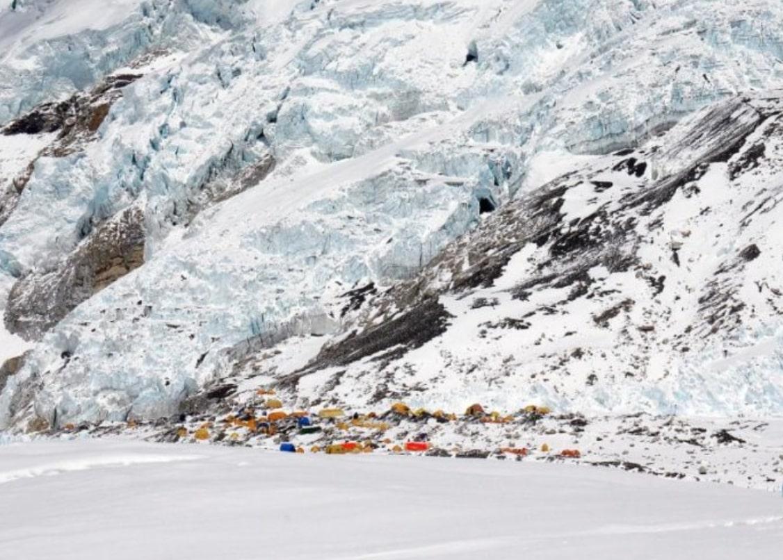 Pensiunan Dokter Amerika Meninggal saat Mendaki Gunung Everest