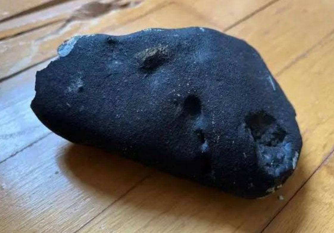 Heboh Batu Misterius Hitam Mirip Meteorit Hantam Rumah di New Jersey