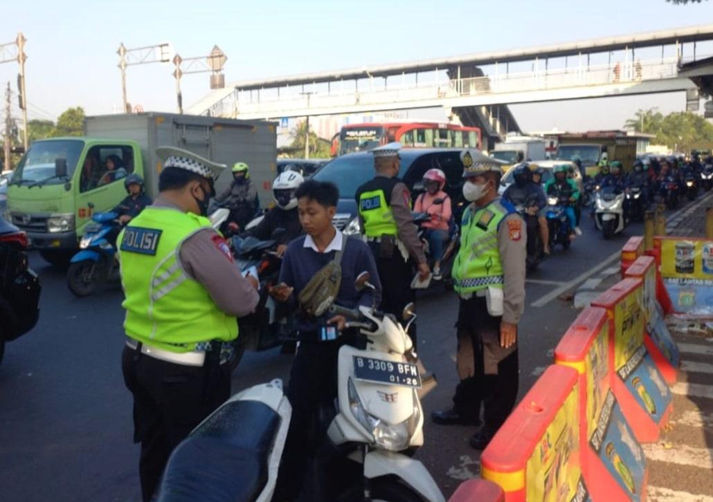 Duh! Pemotor di Daan Mogot Langsung Kena Tilang Usai Tilang Manual Kembali Diterapkan