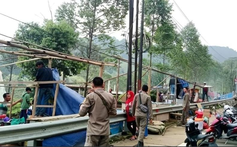 Timbulkan Kemacetan Lalu Lintas, 100 Lapak PKL di Puncak Ditertibkan