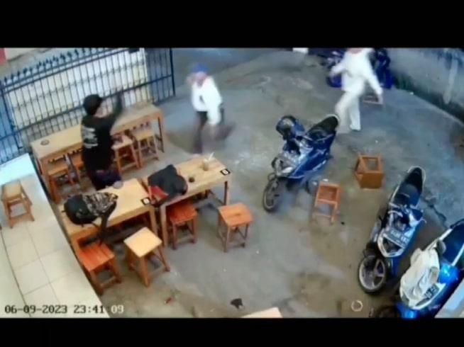 Viral Rekaman CCTV 2 Pria Membabi Buta Serang Pengunjung Kafe di Bekasi