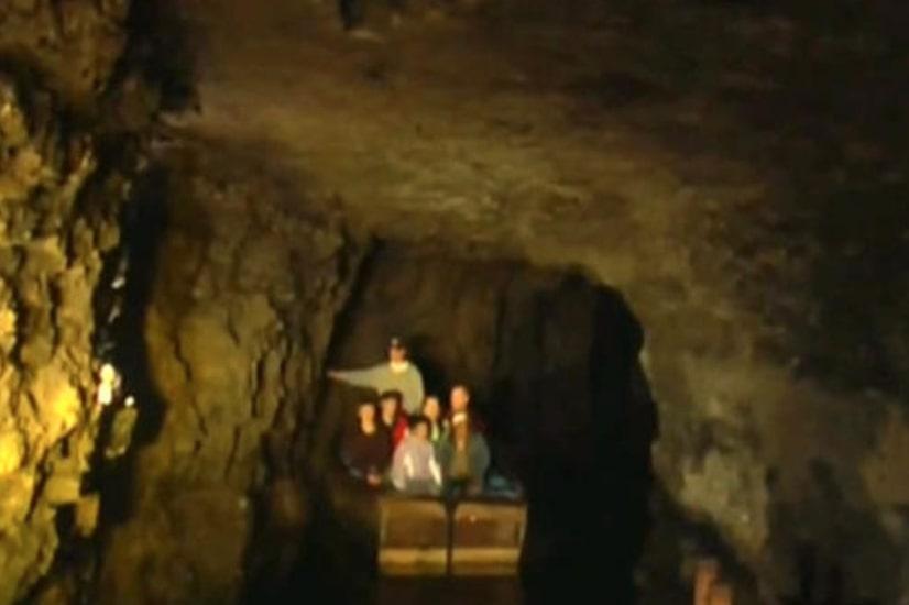 1 Tewas dan 11 Terluka Usai Perahu Wisata Terbalik di Dalam Gua Bawah Tanah New York