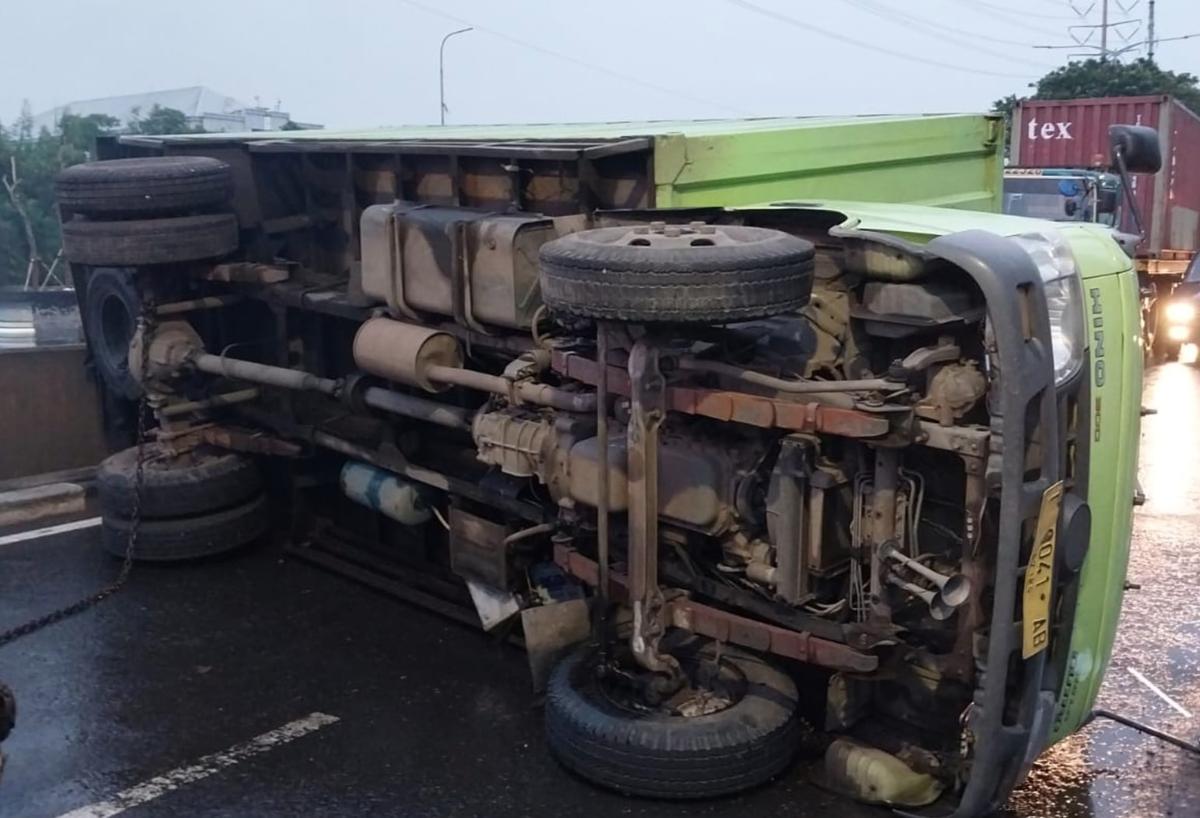 Diduga Hilang Kendali, Truk Hantam Pembatas Jalan dan Terguling di Daan Mogot