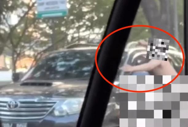 Bak Spiderman, Pria Bugil Ini Lari hingga Nemplok di Pintu Mobil di Kawasan Sunter
