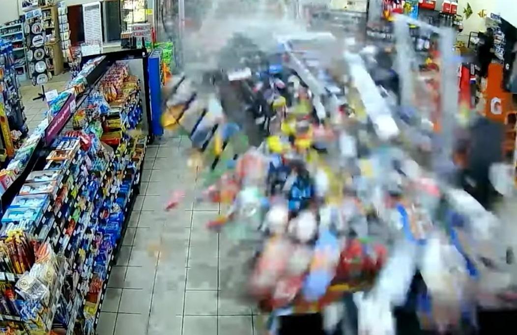 Brukk! Mobil di Florida Tabrak Minimarket dengan Kecepatan Tinggi hingga Pengunjung Terjepit