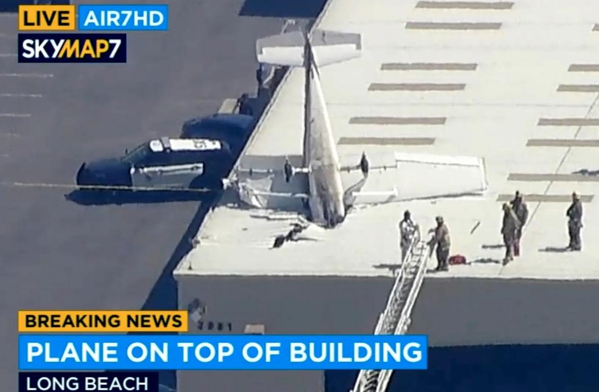Ajaib! Pilot Ini Selamat Usai Pesawatnya Nukik dan Hantam Atap Hanggar di California