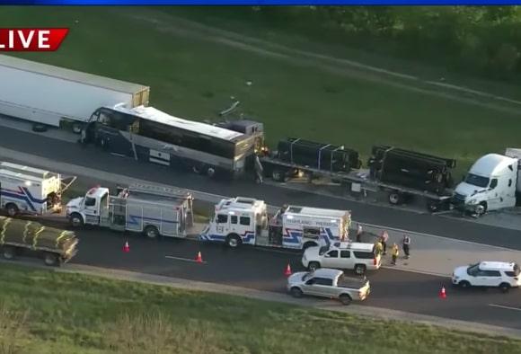 Tiga Orang Tewas dalam Kecelakaan Bus Hantam Truk Trailer di Illinois AS