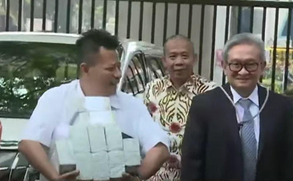 Tiba di Kejagung, Maqdir Ismail Tenteng Uang Rp27 Miliar