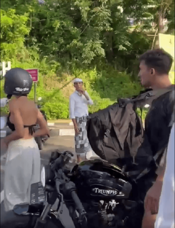 Bule Marah-marah Halangi Iring-iringan Ida Betari di Bali