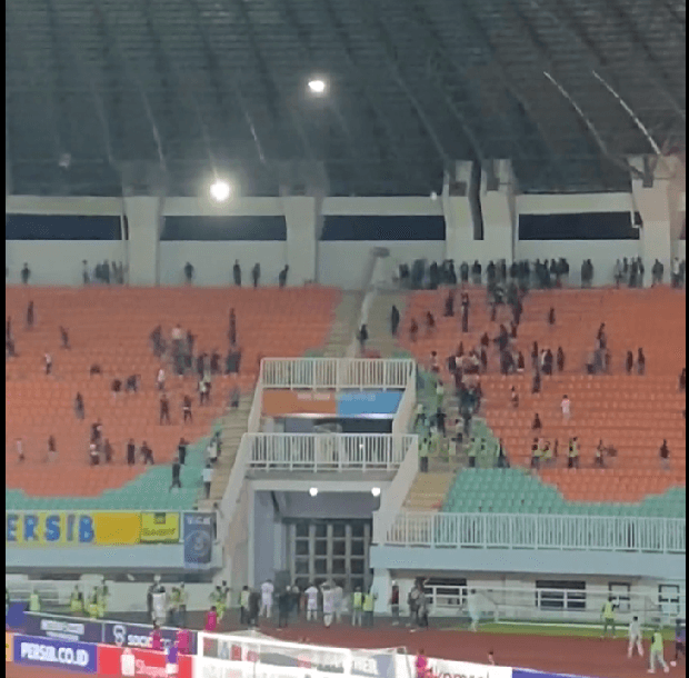 Laga Persib vs Persis Berakhir Ricuh Antar Suporter di Stadion Pakansari Bogor