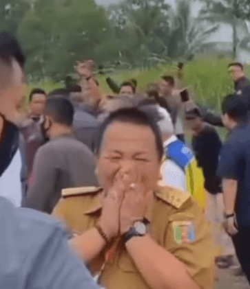 Ekspresi ‘Gemes’ Gubernur Arinal ke Warga saat Kunjungan Jokowi di Lampung