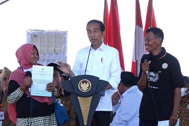 Jokowi Serahkan 1.043 Sertifikat Tanah hingga Bicara Pupuk di Blora