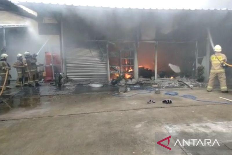 Bengkel Motor di Pondok Kelapa Jaktim Ludes Terbakar, 7 Unit Damkar Dikerahkan