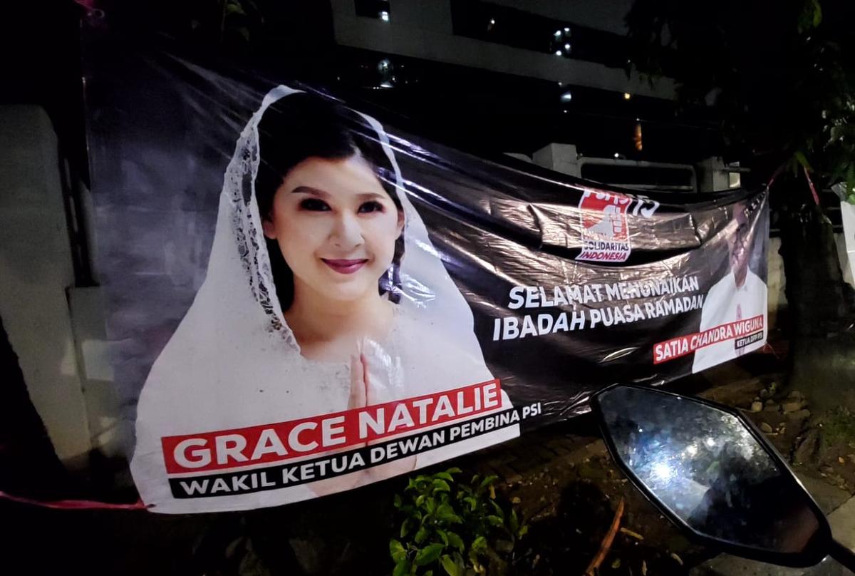 Bak Jilat Ludah Sendiri, Poster Grace Natalie Pakai Kerudung Muncul