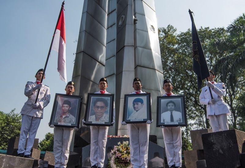 Menolak Lupa! Tangis Pilu Keluarga Korban Tragedi Trisakti 25 Tahun Silam