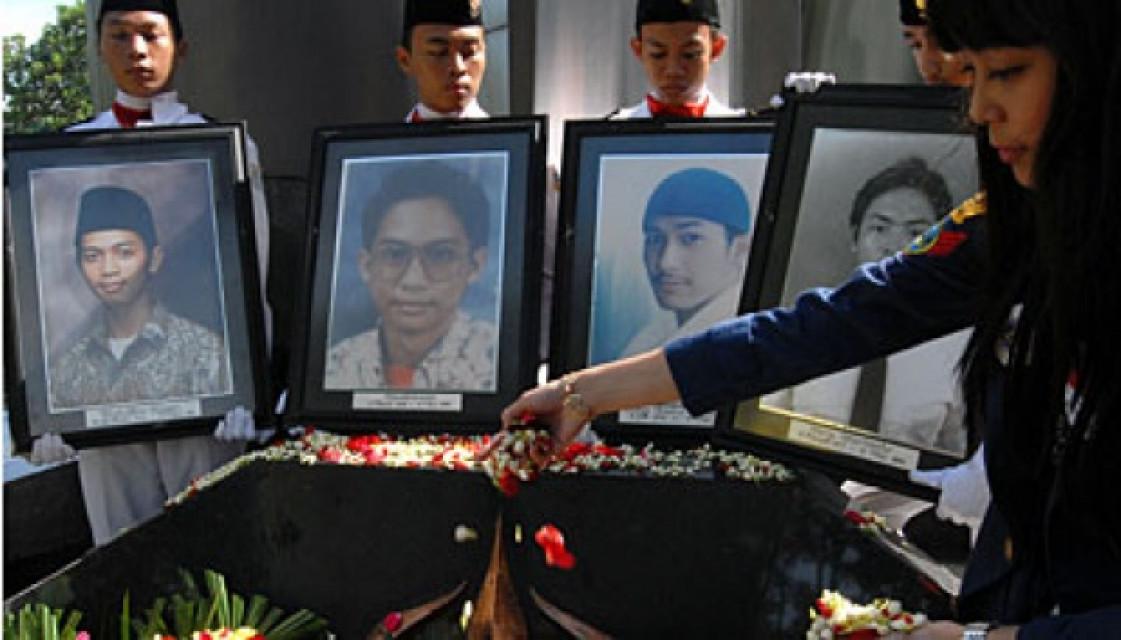 Menolak Lupa! 25 Tahun Lalu, Penembakan Empat Mahasiswa Trisakti Titik Awal Tumbangnya Orde Baru