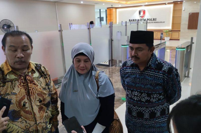 Ibu Rahmi Jenguk Anaknya Si Peneliti BRIN yang Ancam Bunuh Warga Muhammadiyah di Rutan Bareskrim