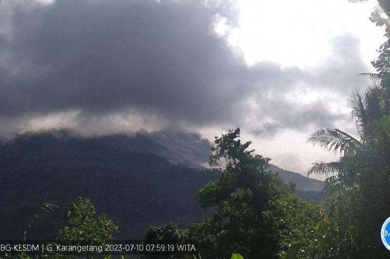 Gunung Karangetang Muntahkan Awan Panas Bikin 17 Warga Dusun Bolo Mengungsi