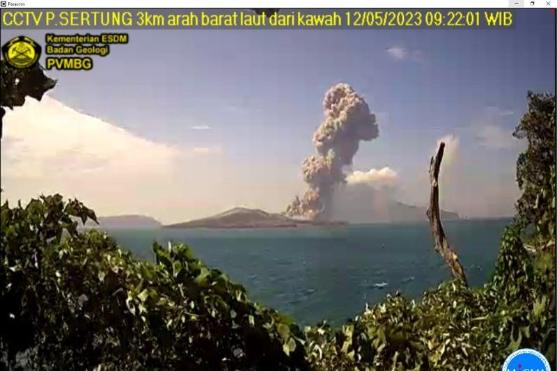 Gunung Anak Krakatau Lontarkan Abu Setinggi 2,5 Kilometer