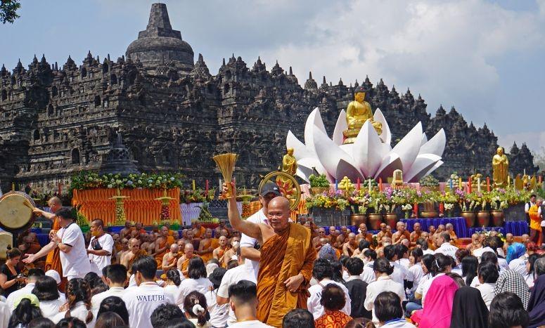 Dampak Ekonomi Waisak dari Okupansi Penginapan hingga UMKM